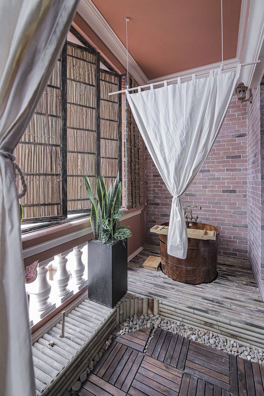 Bồn tắm gỗ ngâm thảo mộc bên hiên tre tại Phaya Thai Spa Tân Bình
