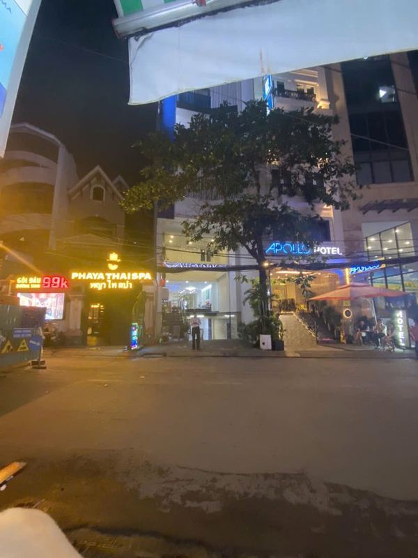 Mặt tiền Phaya Thai Spa 98 Yên Thế Tân Bình lúc buổi tối